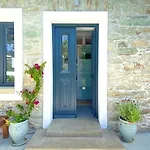 Svolis Townhouse - Urban Oasis With Pool & Garden Holiday home *