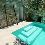Svolis Townhouse - Urban Oasis With Pool & Garden