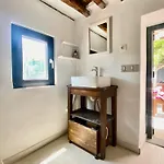 Svolis Townhouse - Urban Oasis With Pool & Garden Holiday home