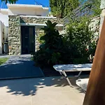Svolis Townhouse - Urban Oasis With Pool & Garden