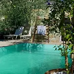 Svolis Townhouse - Urban Oasis With Pool & Garden Holiday home *