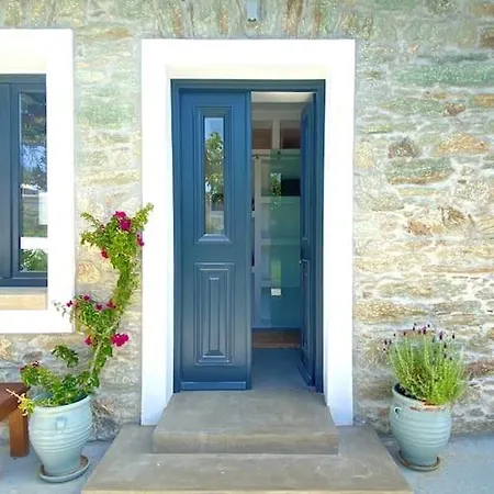 Urban Oasis: Stone House With Pool & Garden Semesterbostad *