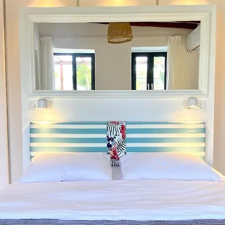 Semesterbostad Urban Oasis: Stone House With Pool & Garden *