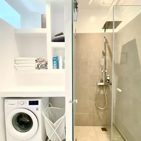 בית נופש Svolis Townhouse - Urban Oasis With Pool & Garden