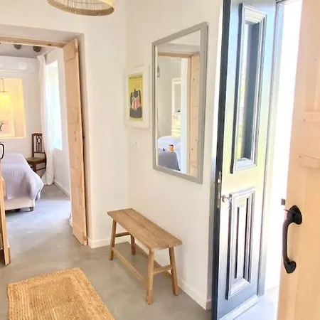 Urban Oasis: Stone House With Pool & Garden Semesterbostad