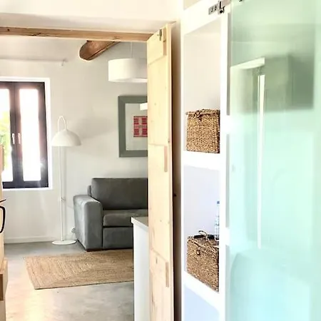 Urban Oasis: Stone House With Pool & Garden Дом отдыха *