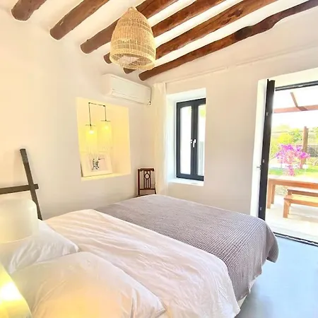 Urban Oasis: Stone House With Pool & Garden Каристос