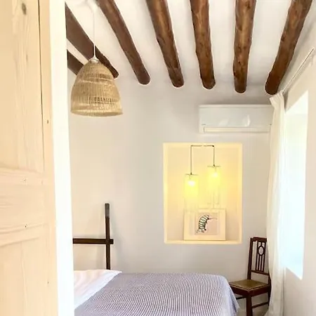 Semesterbostad Urban Oasis: Stone House With Pool & Garden *