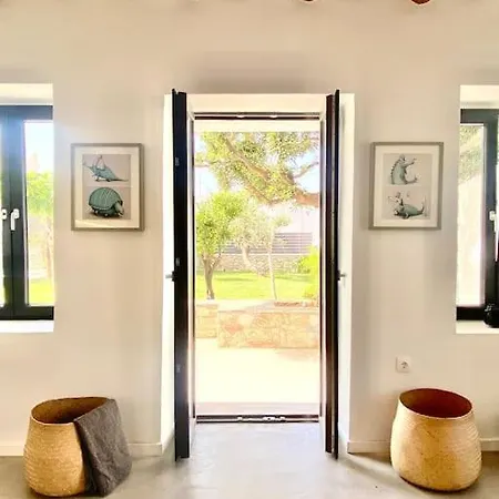 Semesterbostad Urban Oasis: Stone House With Pool & Garden