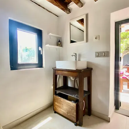 Urban Oasis: Stone House With Pool & Garden Semesterbostad