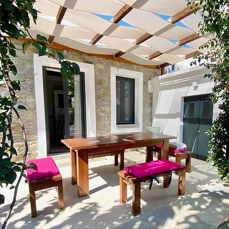 בית נופש Svolis Townhouse - Urban Oasis With Pool & Garden