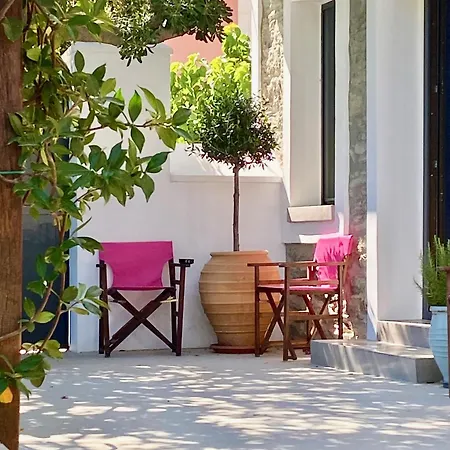 Semesterbostad Urban Oasis: Stone House With Pool & Garden *