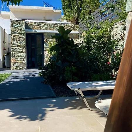 Svolis Townhouse - Urban Oasis With Pool & Garden
