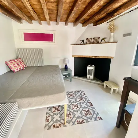 Urban Oasis: Stone House With Pool & Garden Semesterbostad