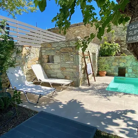 Semesterbostad Urban Oasis: Stone House With Pool & Garden