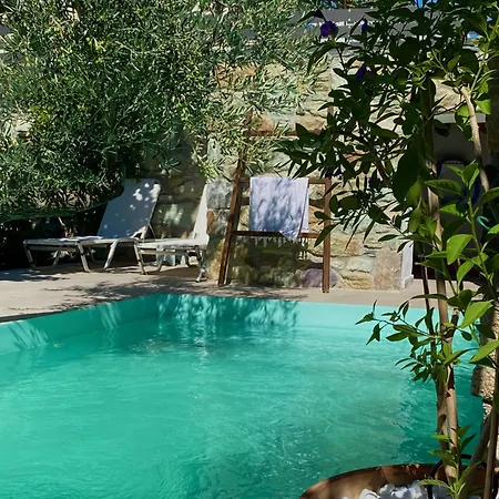 Urban Oasis: Stone House With Pool & Garden Semesterbostad *