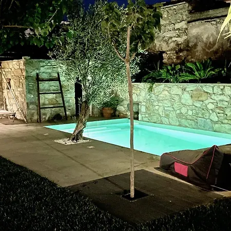 בית נופש Svolis Townhouse - Urban Oasis With Pool & Garden